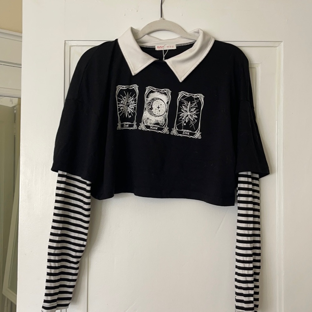 Crop top with striped sleeves